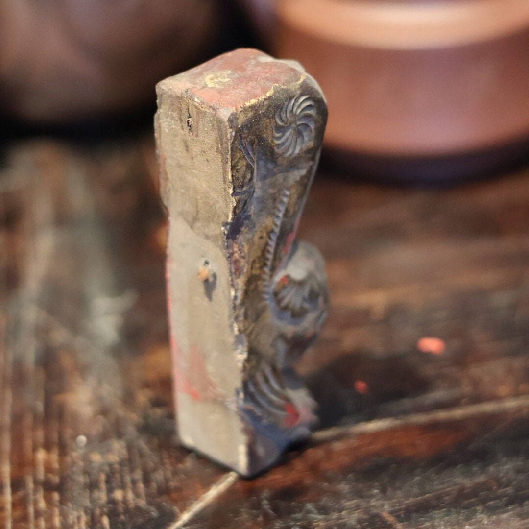 Angled rear view highlighting the detailed carving and subtle red lacquer of this 1950s wooden Foo Dog figurine. Likely a guardian ornament on a Chinese architectural beam edge, it’s rich in cultural history.