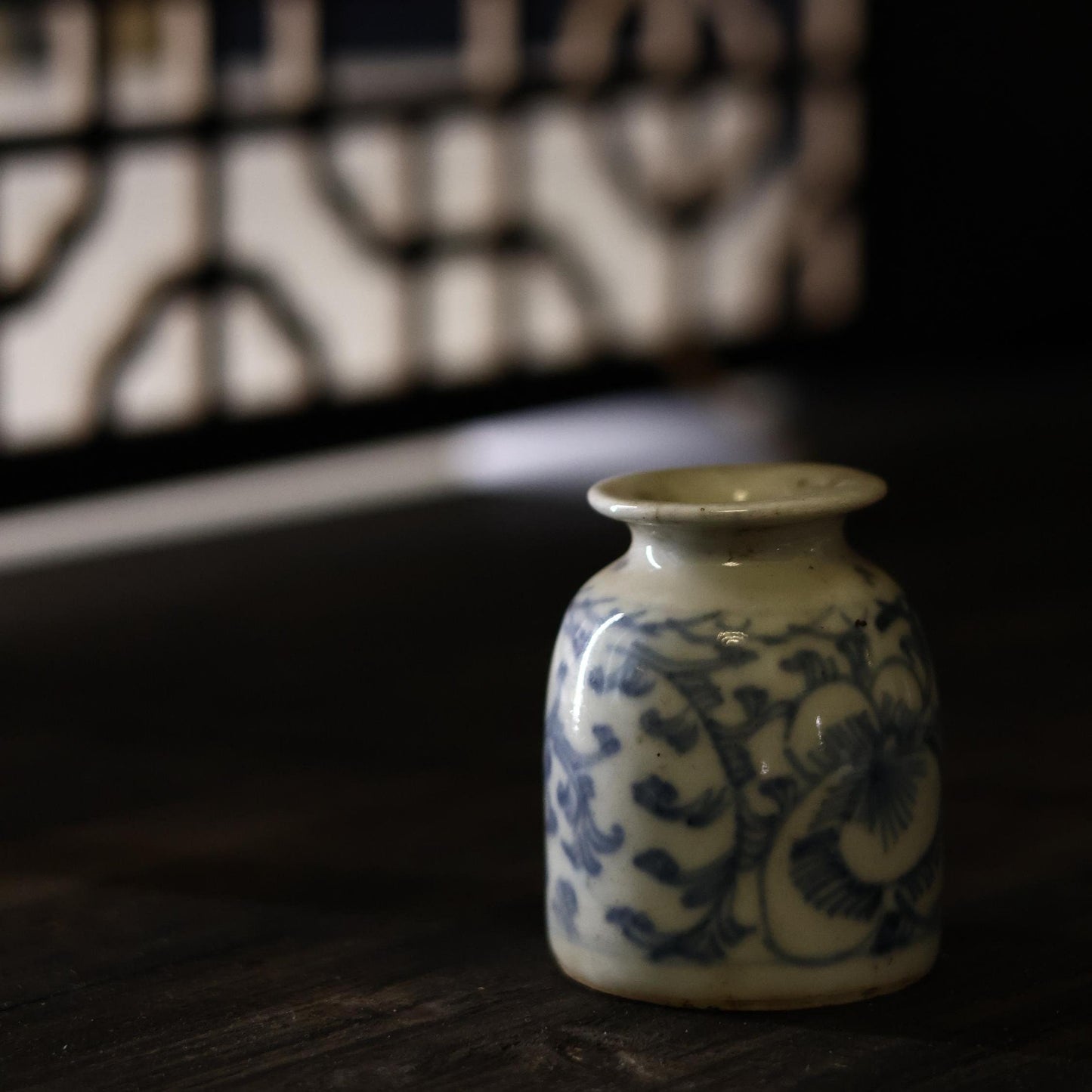 This close-up of the vase’s mouth showcases the meticulous detailing and handcraft quality of 18th-century Qing Dynasty porcelain. The subtle wear on the rim attests to its authenticity and age, appealing to those who value historical charm in their collections.
