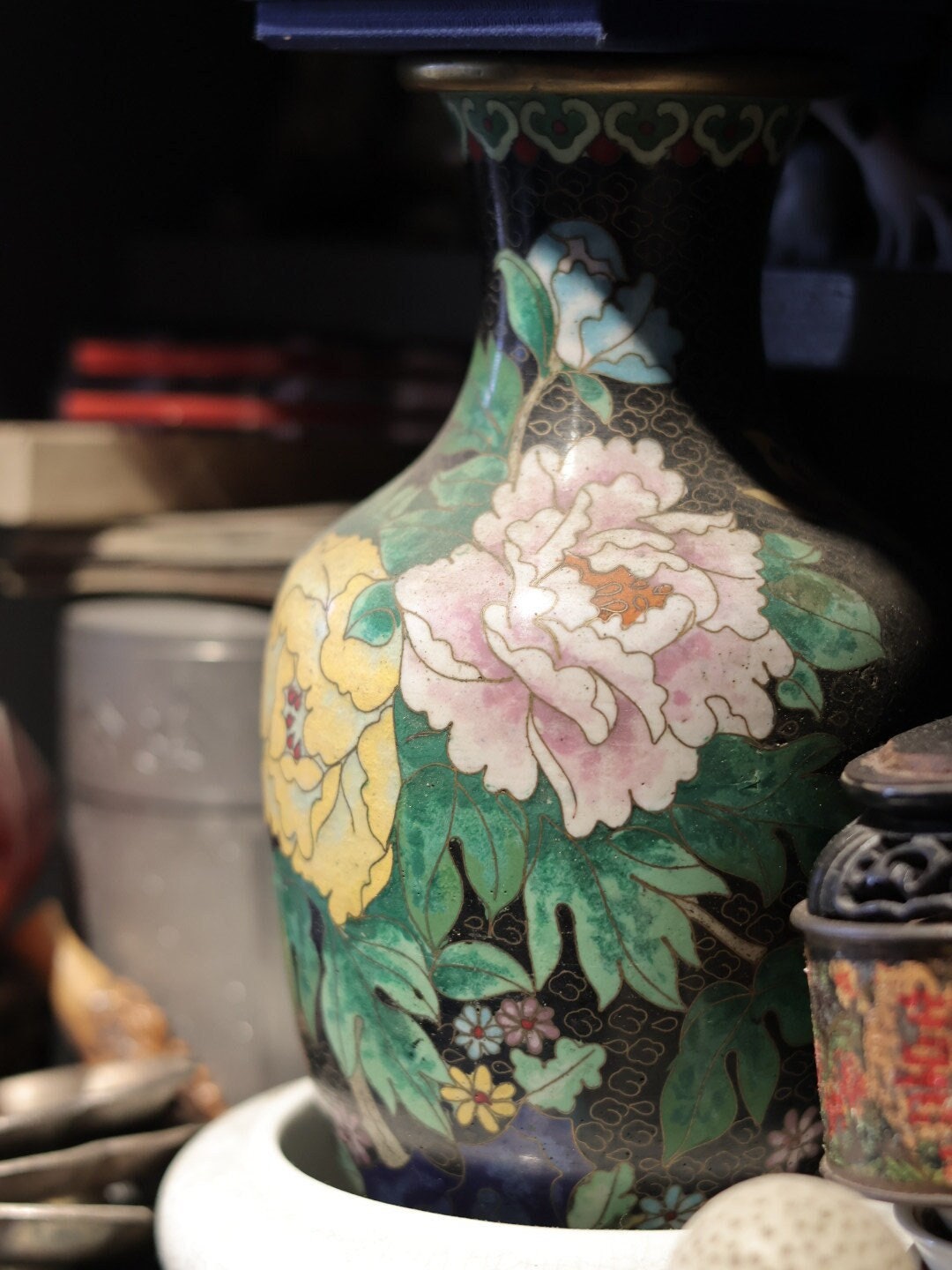 Full view of the vase, displaying the overall floral design and highlighting the combination of colors and textures.